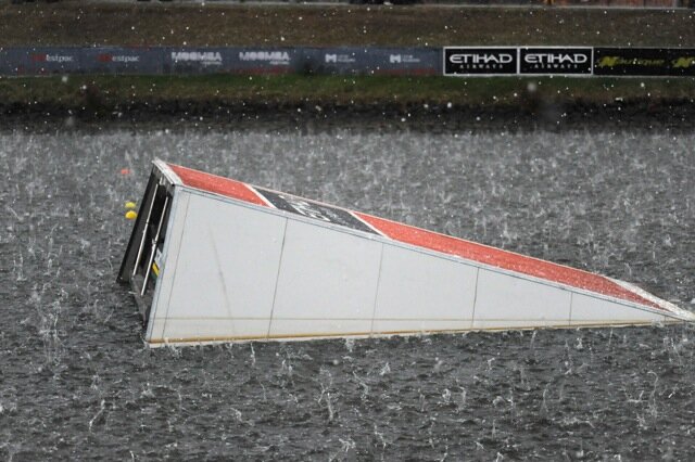 HUGE HAILSTONES AND 120 kph WINDS POUNT MOOMBA RAMP